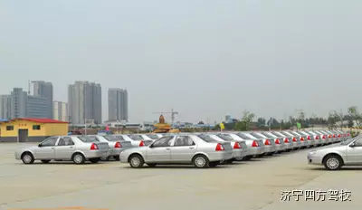 驾校教练车